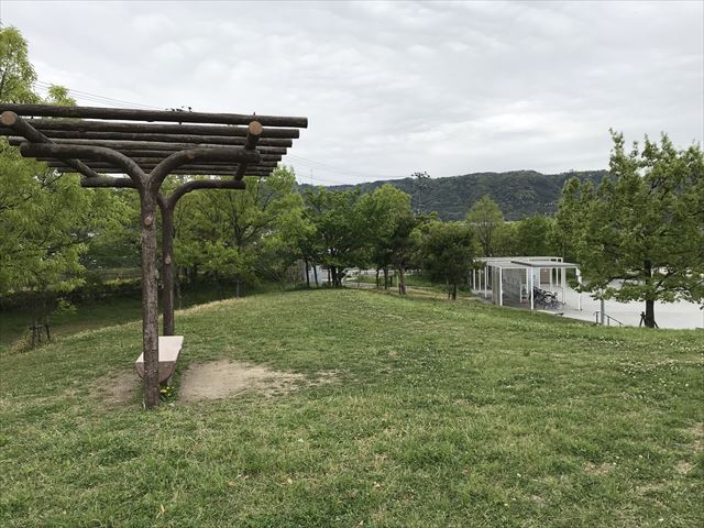 「水無瀬川緑地公園」芝生広場とベンチ