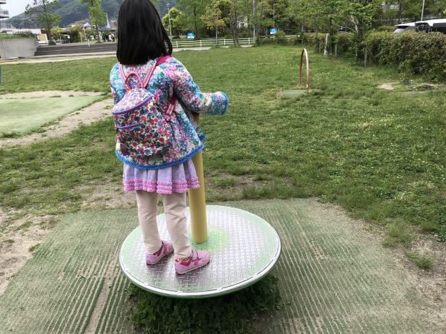 オシャレな服を着て公園で遊ぶ小学生