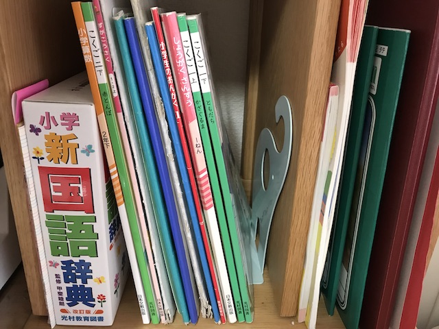 小学校の教科書（英語・国語・算数）と辞書