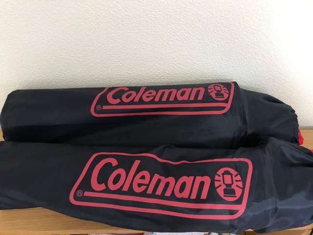 Coleman（コールマン）コンパクトクッションチェアを収納袋に入れた様子（2セット）