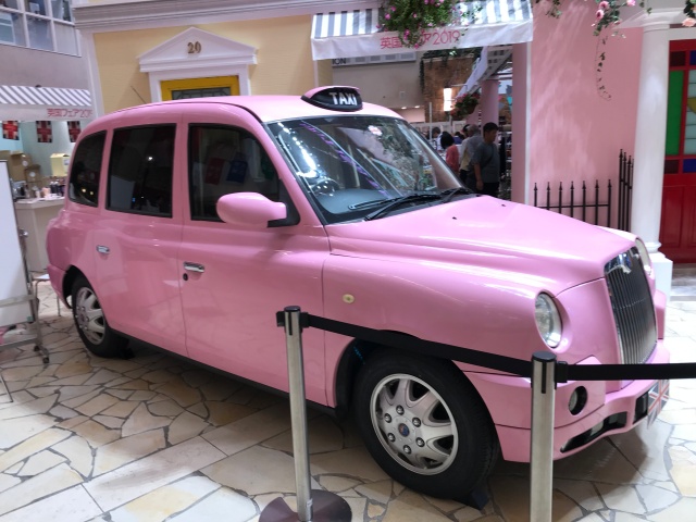 「英国フェア2019」ピンクのタクシー