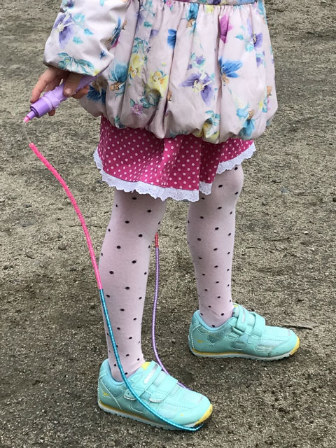 ミズノ「ビーズキララ3」を履いている子供