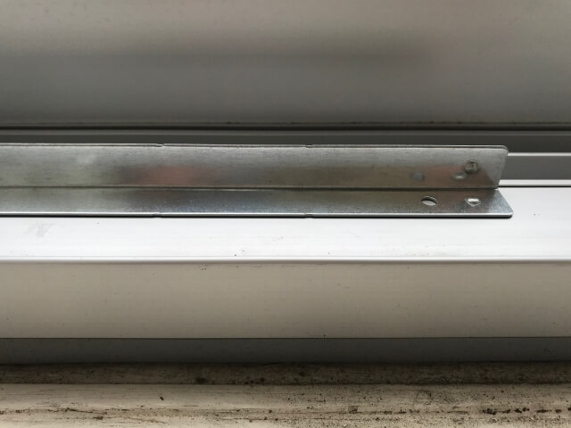 コロナ窓用エアコン、窓サッシに立ち上がりが無いので、補助器具を取り付ける