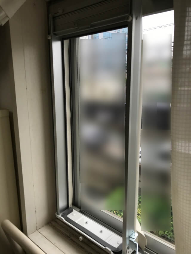 コロナ窓用エアコンの枠を窓に取り付けた