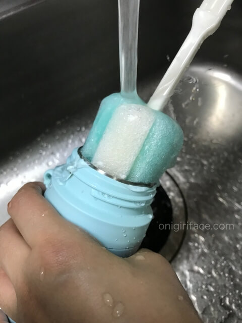 ダイソー「コップボトル洗い（2段階伸縮タイプ）」で水筒を洗っている