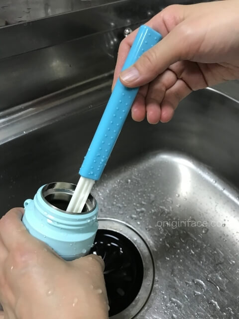 ダイソー「コップボトル洗い（2段階伸縮タイプ）」で水筒の底を洗っている