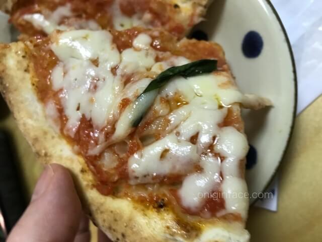 セブンイレブンの冷凍ピザ「金のマルゲリータ」を食べる