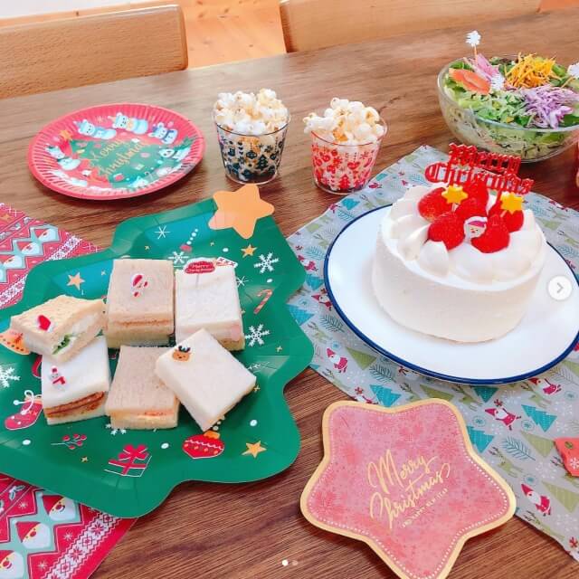 キャンドゥクリスマスグッズ2022「パーティー用紙皿、紙コップ、紙ナプキン、おはし」を使った一例