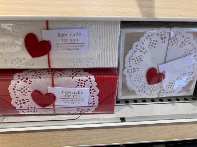 キャンドゥバレンタイン「白赤のハートデザインボックス」