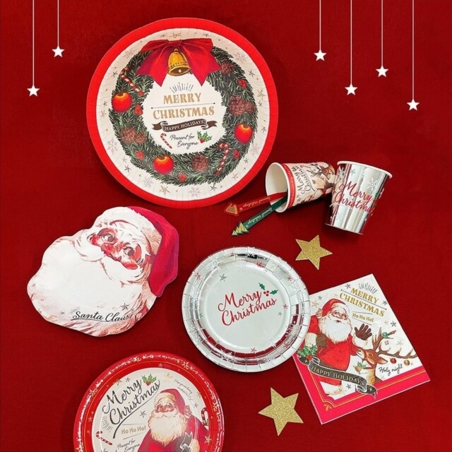 ダイソー「クリスマスグッズ2021」レトロサンタの紙皿・紙コップ
