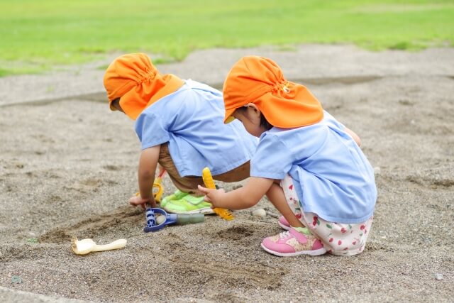 幼稚園で砂遊びをしている園児たち