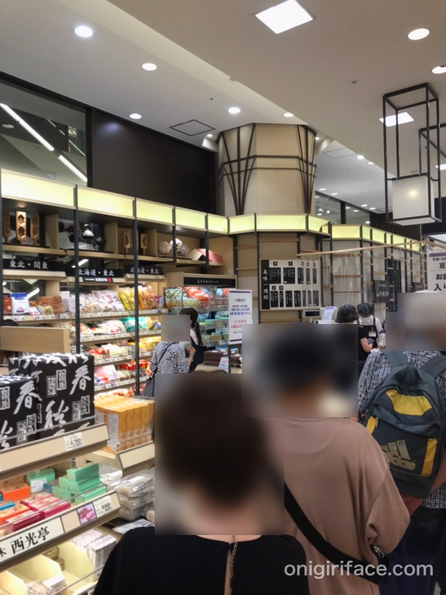 阪急うめだ本店「日本の銘菓撰」で、出町ふたばの豆餅を買うために並ぶ様子