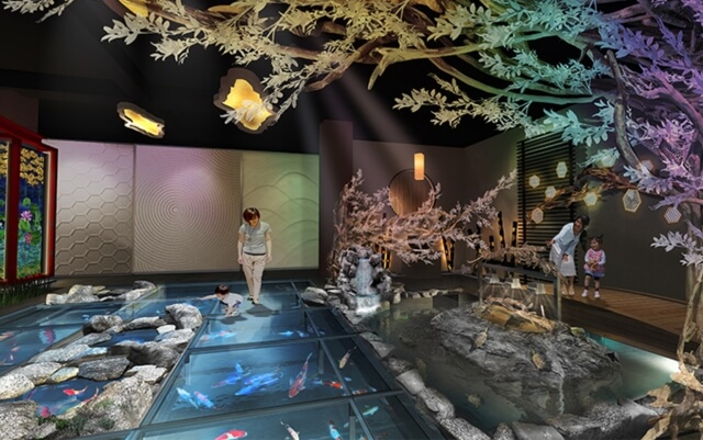 水族館アトア（atoa）3階MIYABIゾーン「和と灯の間」床水槽に鯉が泳いでいる