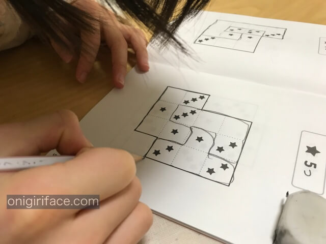 ワンダーボックスのキット「ハテニャンのパズルノート」を子供が学習している様子