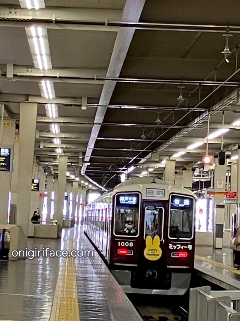 阪急電鉄ミッフィー号を梅田駅に見てきた