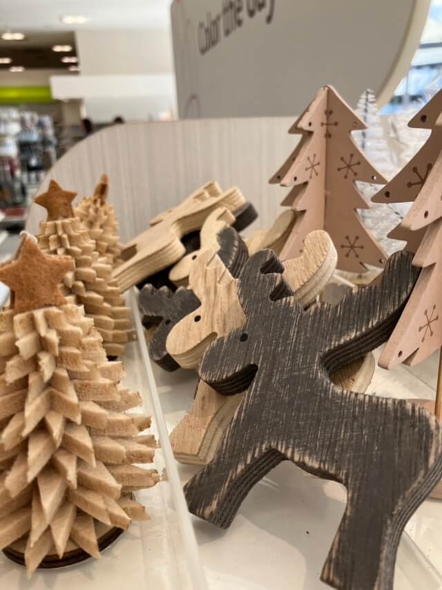 セリアクリスマス「木製ツリーとトナカイ」
