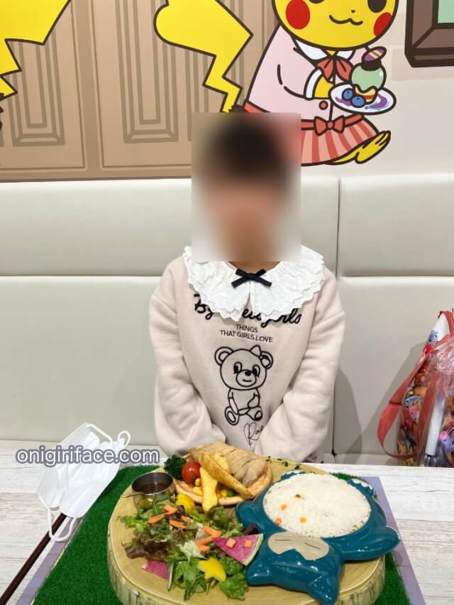 ポケモンセンターオーサカDXにあるポケモンカフェで、娘が「カビゴンのまんぷくお昼寝ランチプレート」を食べている