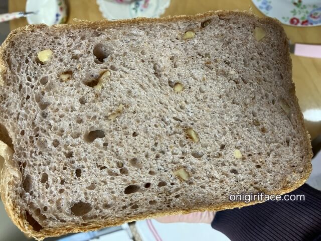 パナソニックホームベーカリー（SD-MT4）で作った全粒粉くるみ食パンをスライスした