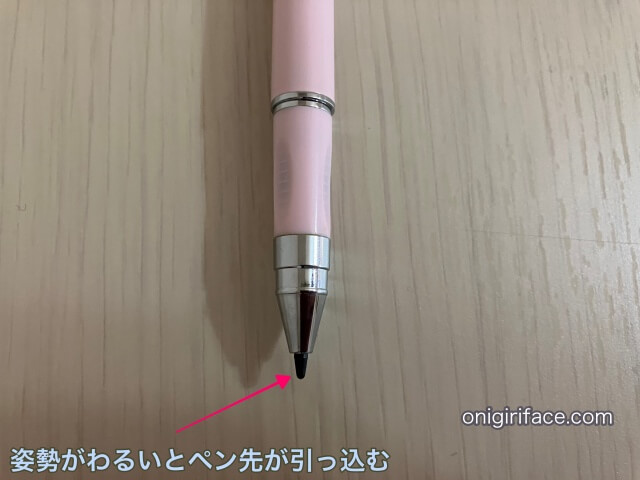 RISU AIペン（スマート姿勢改善ペン）の姿勢が悪いとセンサーが反応しペン先が引っ込む仕組み